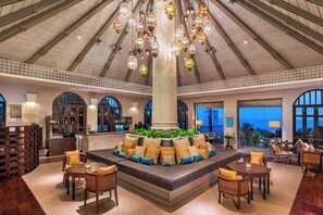 2 bars/lounges, lobby lounge