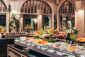 En buffet med et udvalg af frugt, grøntsager og retter.
