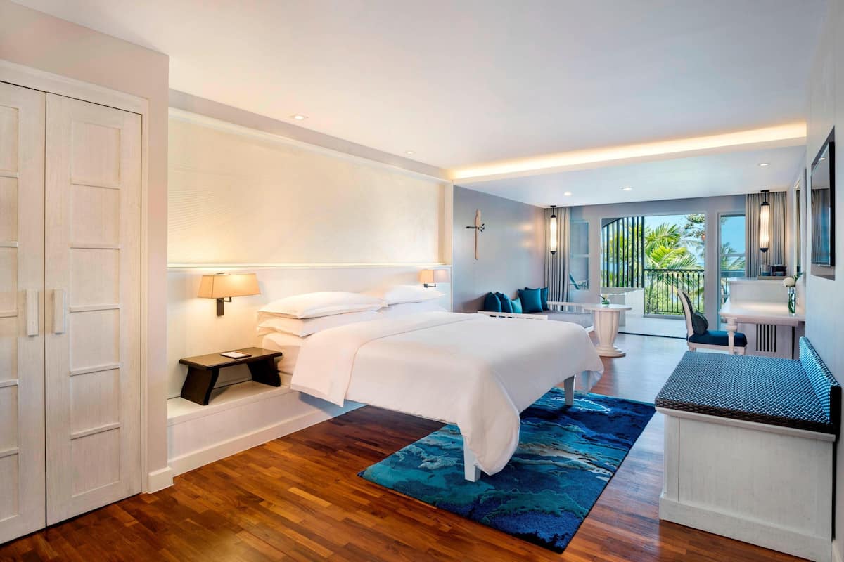 Studio, 1 King Bed, Non Smoking | Premium bedding, minibar, in-room safe, desk