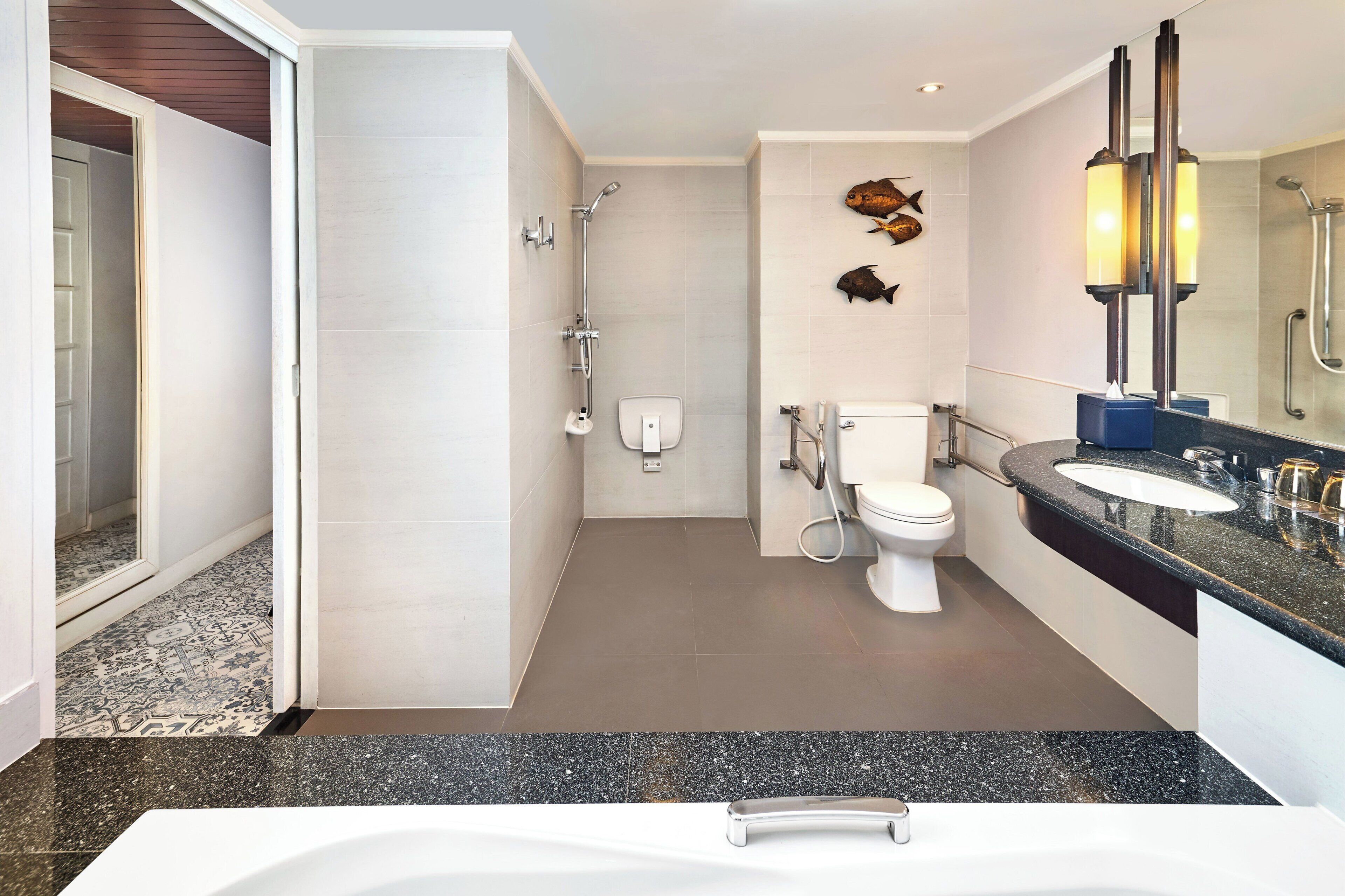 Un baño moderno con bañera, inodoro, lavamanos y ducha.