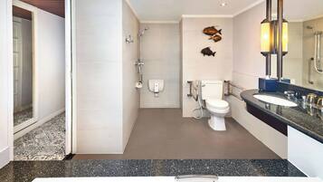 Un baño moderno con bañera, inodoro, lavamanos y ducha.