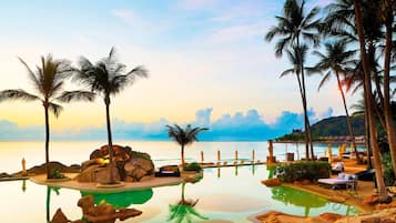 2 buitenzwembaden, parasols voor strand/zwembad