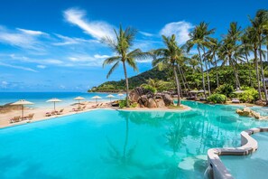 2 piscinas al aire libre, sombrillas, sillones reclinables de piscina