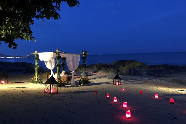 Am Strand, weißer Sandstrand, Liegestühle, Sonnenschirme
