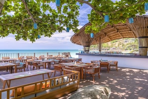 2 Bars/Lounges, Lobby-Lounge