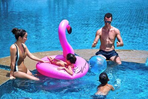 2 Außenpools, geöffnet von 07:00 Uhr bis 19:00 Uhr, Sonnenschirme