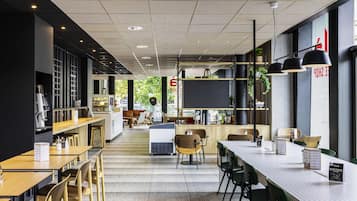 Café da manhã com buffet diário (EUR 12.90 por pessoa)