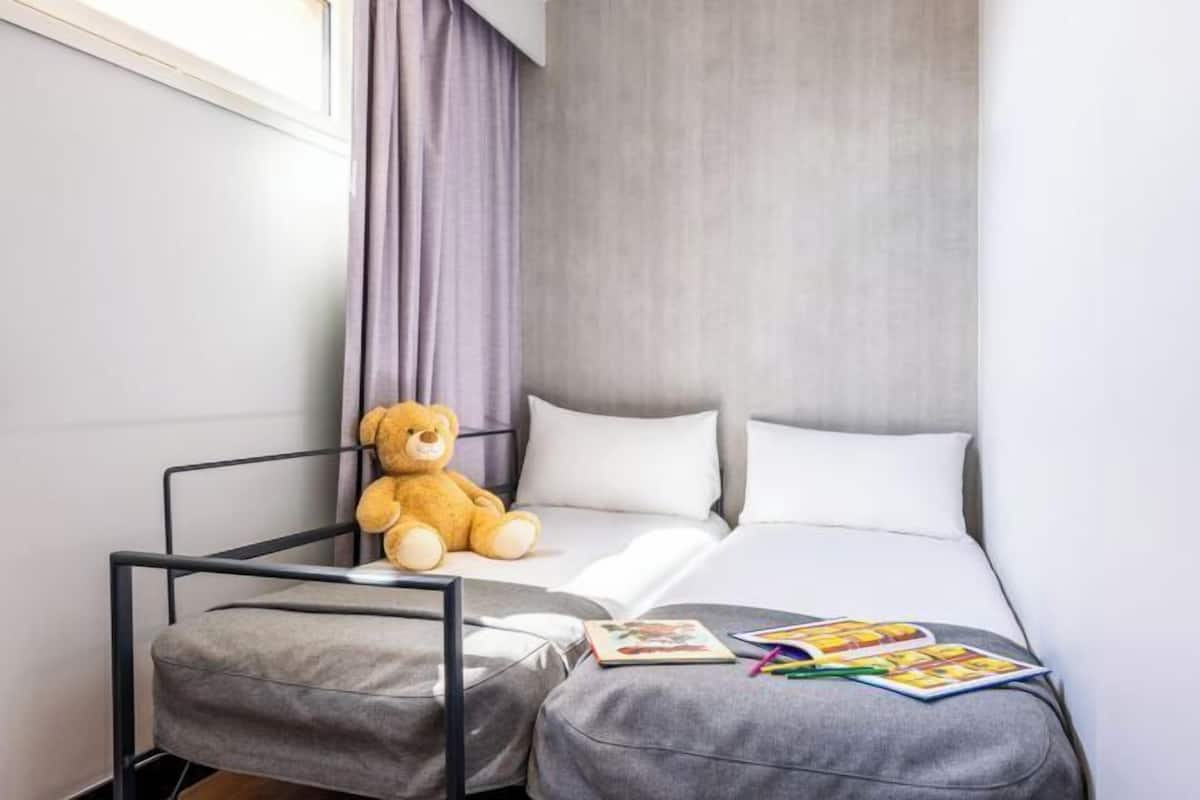 Ropa de cama de alta calidad, caja fuerte, escritorio y cortinas opacas