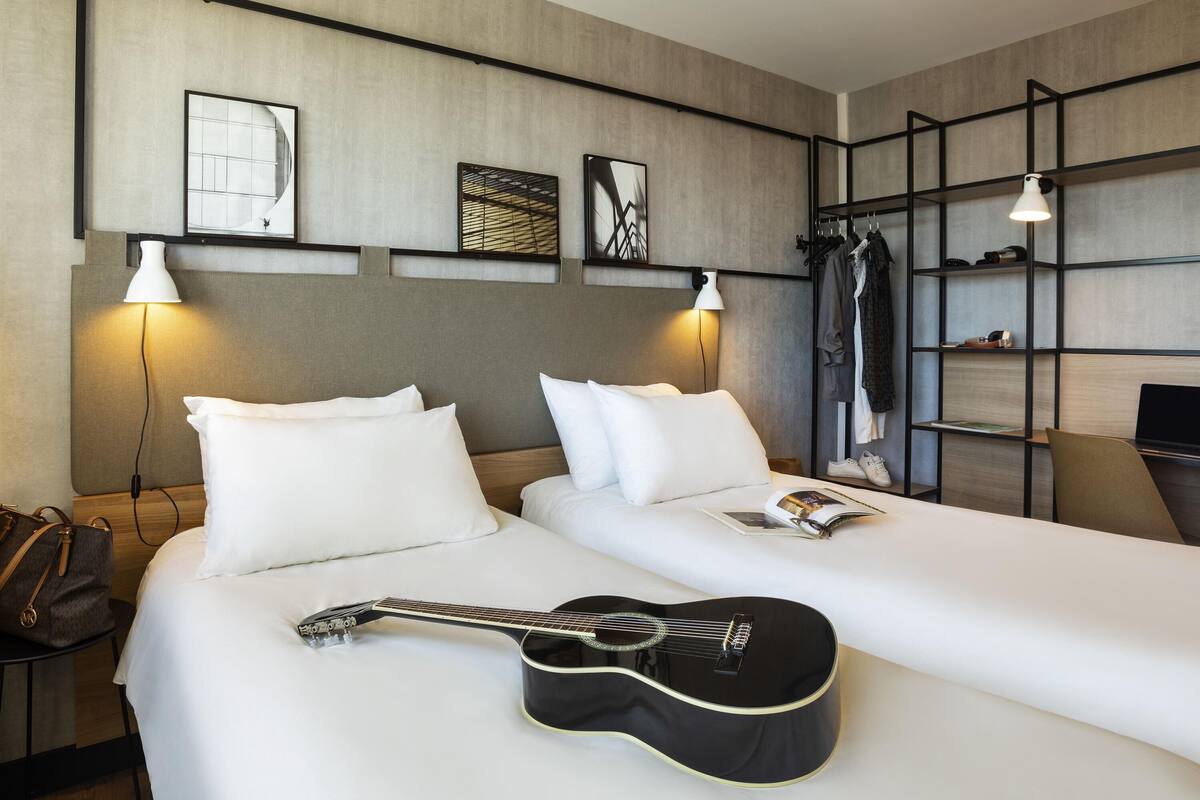 Standaard kamer, 2 eenpersoonsbedden | Luxe beddengoed, een kluis op de kamer, een bureau