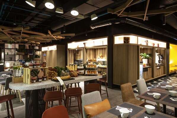 Déjeuner et dîner servis sur place, spécialités Cuisine française