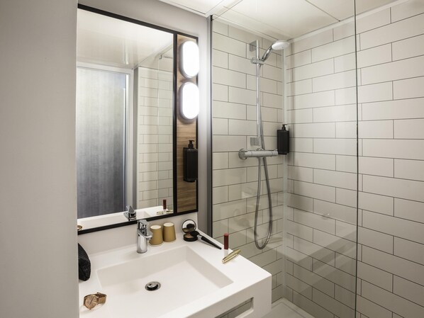 Habitación estándar, 2 camas individuales | Ropa de cama de alta calidad, caja fuerte, escritorio y cortinas opacas