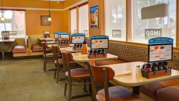 Melayani sarapan, makan siang, makan malam; sajian masakan Amerika