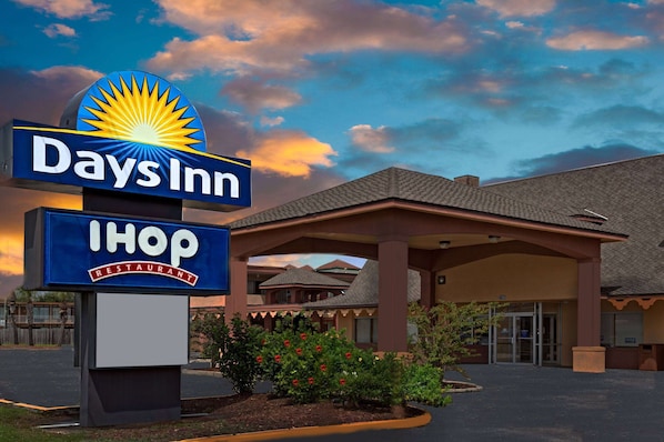 Welcome to Days Inn, featuring an IHOP restaurant on site and beautifully landscaped grounds.