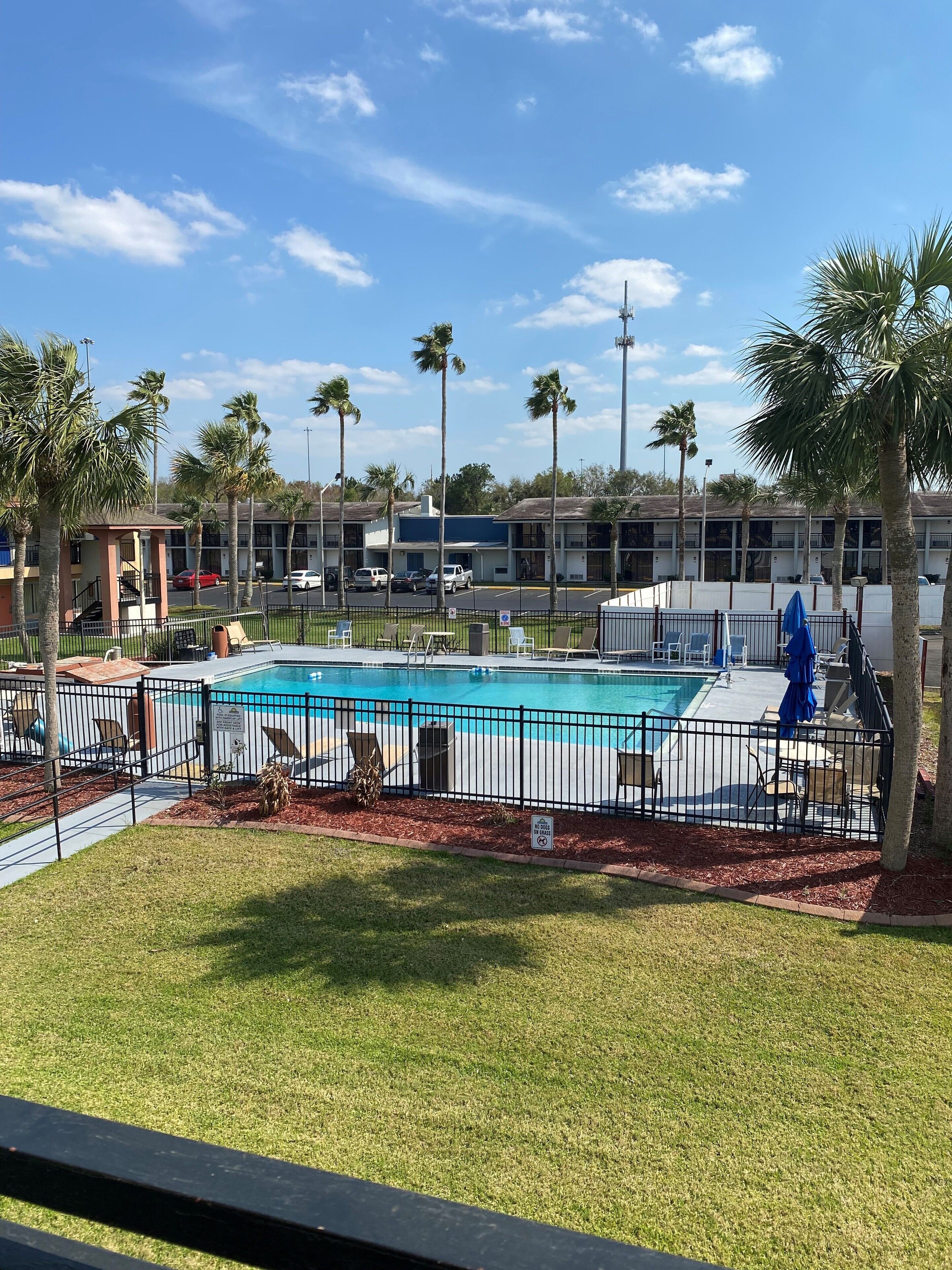 야외 수영장, 09:00 ~ 21:00 오픈, 수영장 파라솔, 일광욕 의자