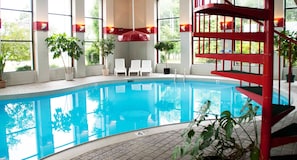 Piscine intérieure, chaises longues