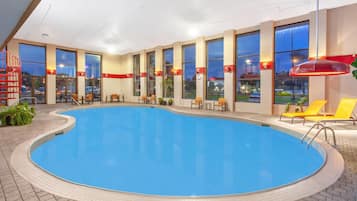 Piscine couverte, chaises longues