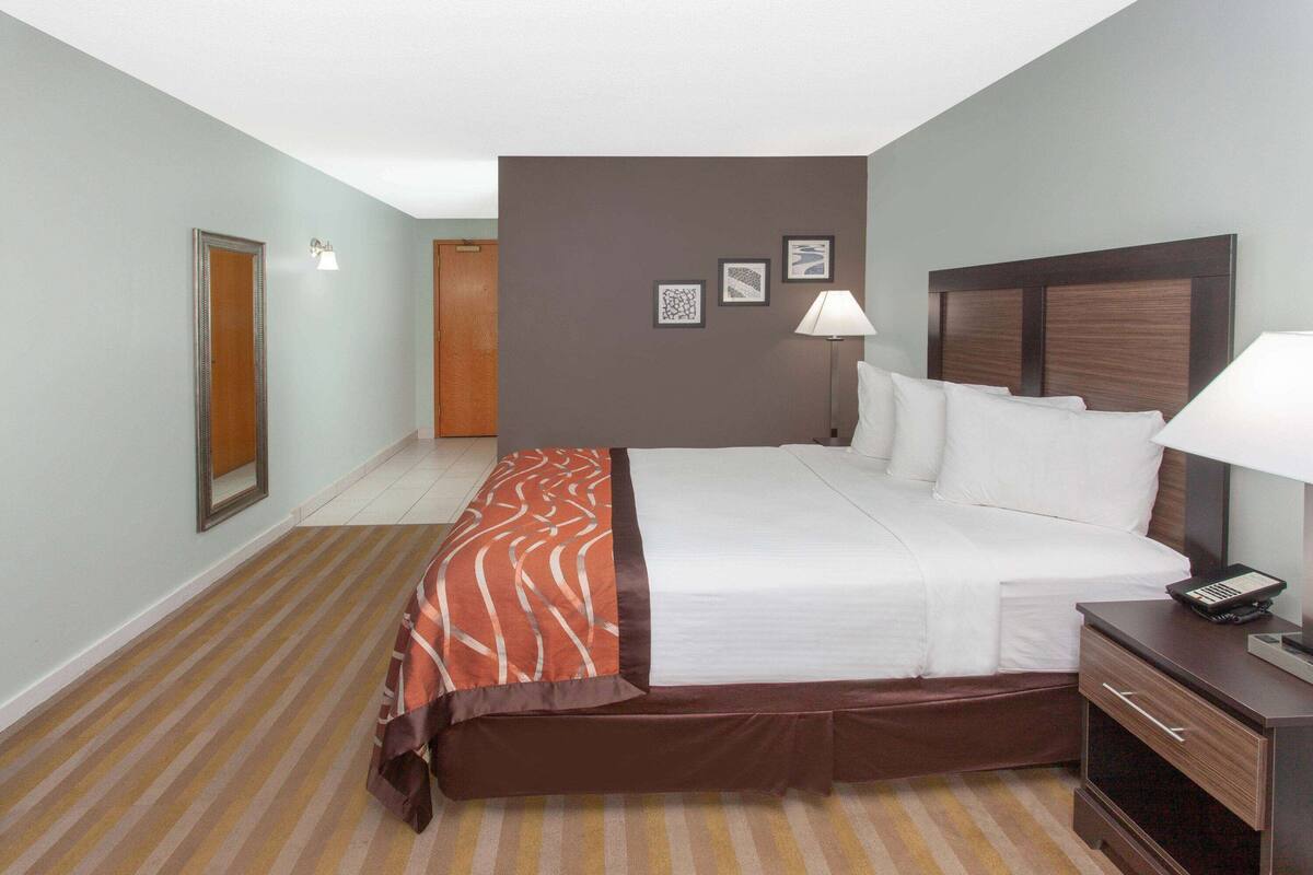 Room, 1 Katil Raja (King), Non Smoking, Kitchenette | Meja, ruang kerja komputer riba, Wi-fi percuma, cadar katil 