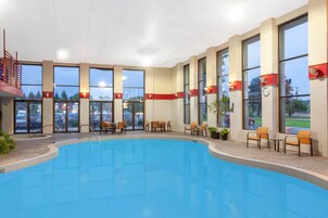 Piscina interna, funciona das 9h às 22h, espreguiçadeiras