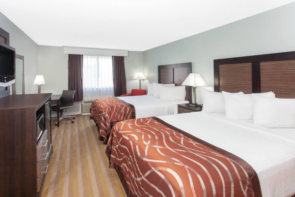 Meja, ruang kerja komputer riba, Wi-fi percuma, cadar katil 