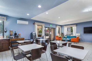 Free daily continental breakfast 