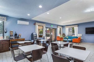 Desayuno continental incluido todos los días 