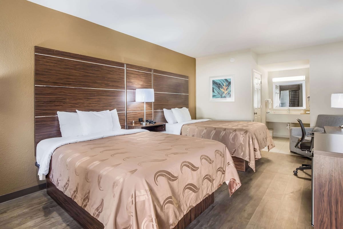 Chambre, 2 grands lits, accessible aux personnes à mobilité réduite, fumeur | Couette en duvet, bureau, espace de travail pour ordinateurs portables