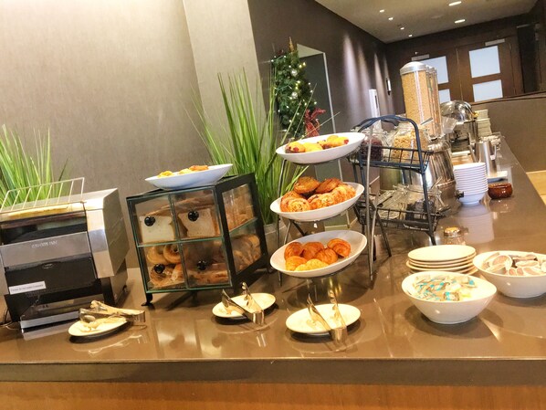 Se ofrece un desayuno a la carta (14.95 USD por persona)