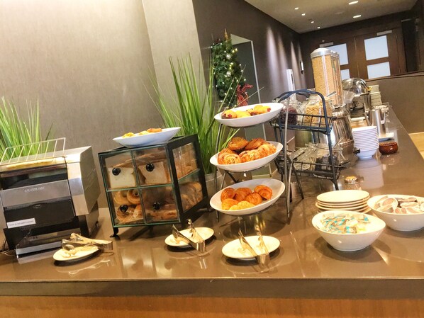 Daily cooked-to-order breakfast (USD 14.95 per person)