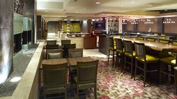 Melayani sarapan, makan siang, makan malam; sajian masakan Italia