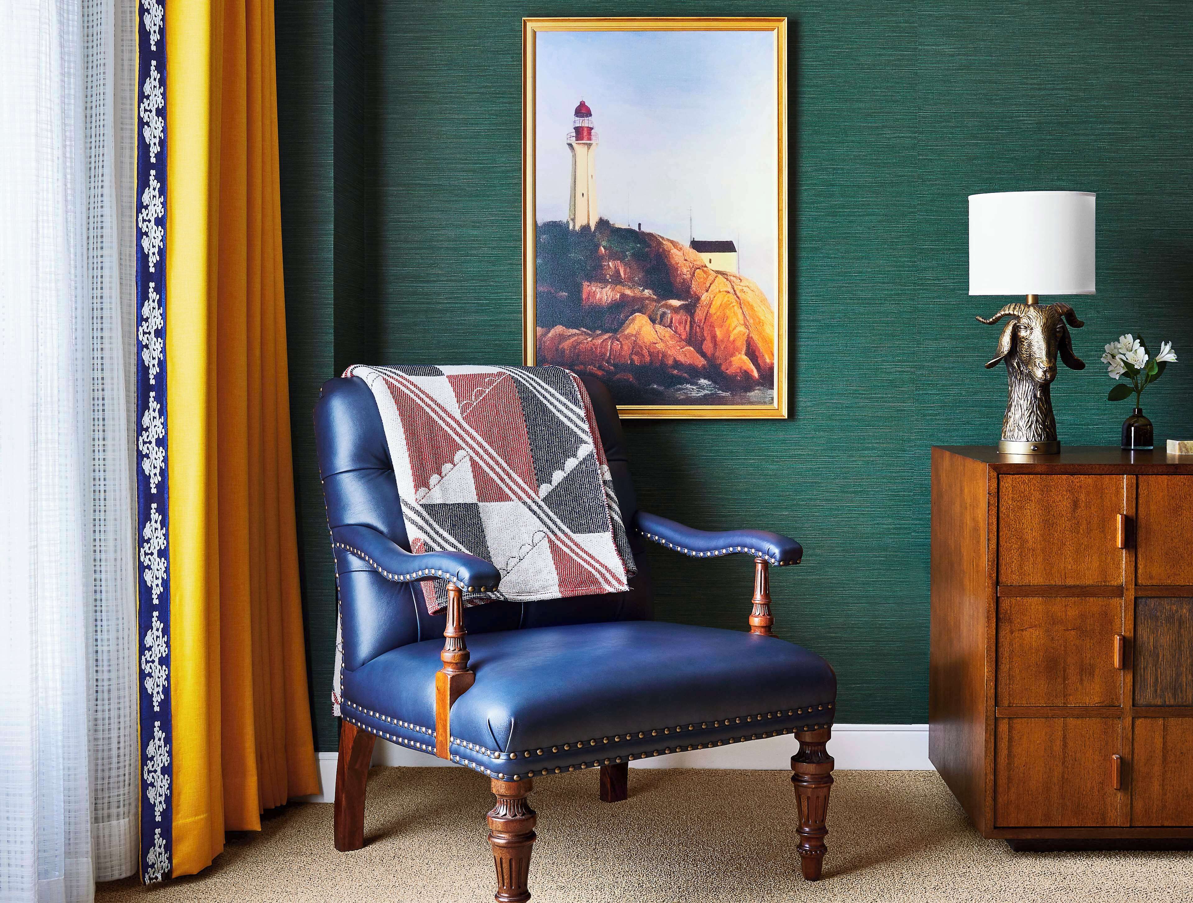 32-inch flat-screen tv with satellite channels, smart tv, pay films