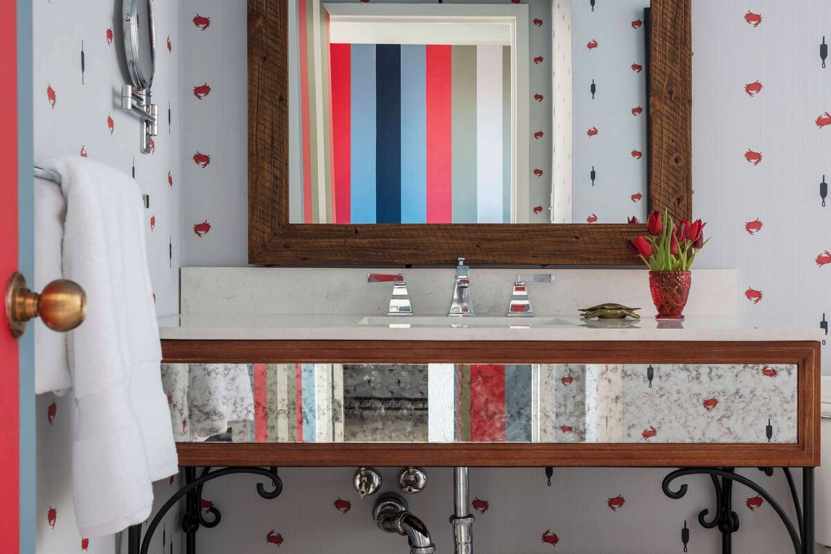 combined shower/bathtub, free toiletries, hair dryer, towels