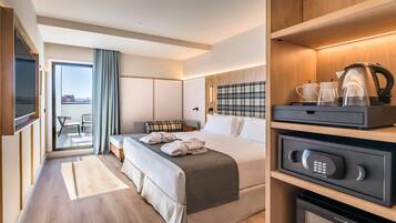 Frigobar, cofres nos quartos, escrivaninha, quartos à prova de som