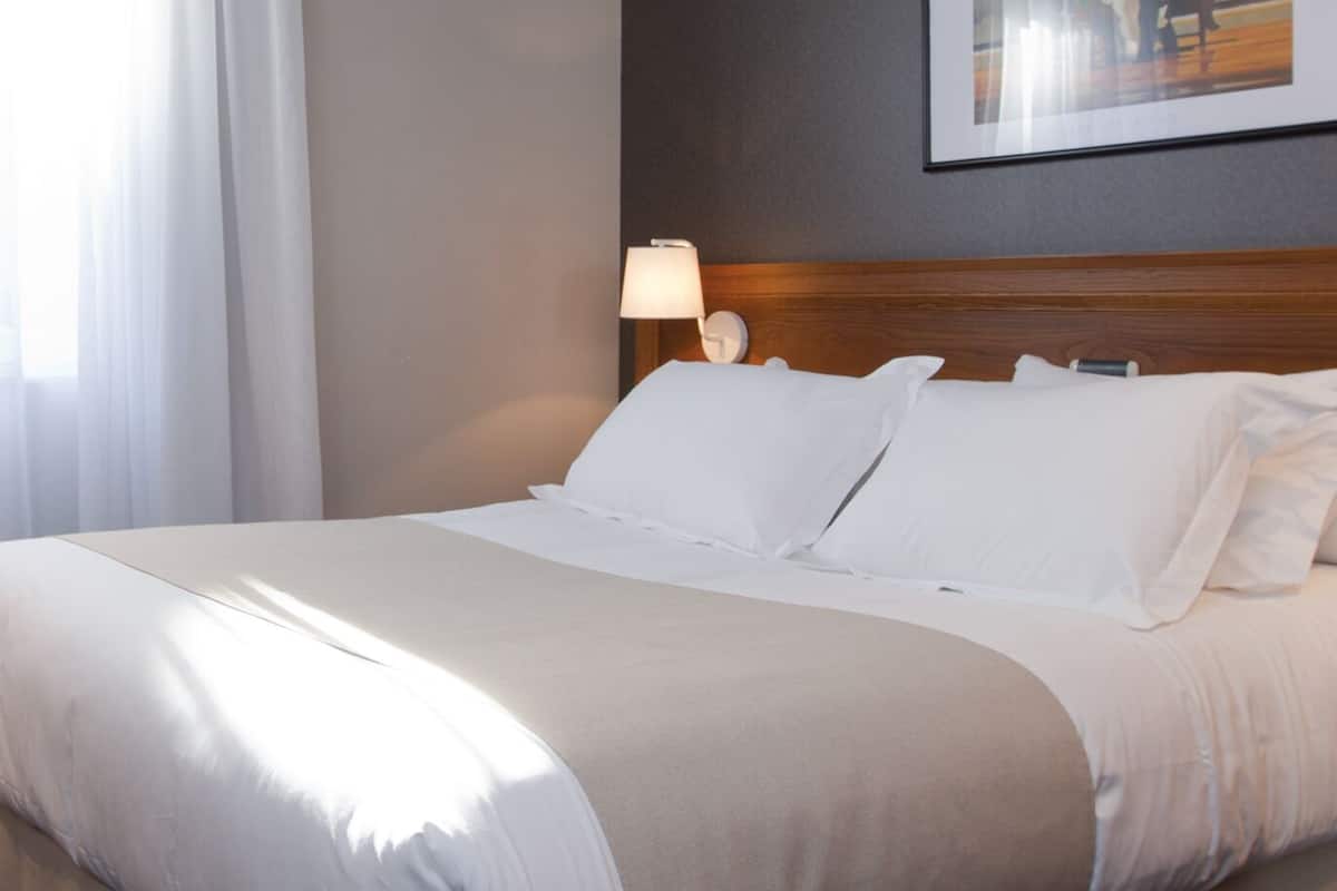 double room | minibar, in-room safe, desk, soundproofing