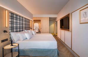 Family Room (2x2 Family Plan | 4 Adults) | Minibar, in-room safe, desk, soundproofing - Barceló Valladolid (Valladolid)