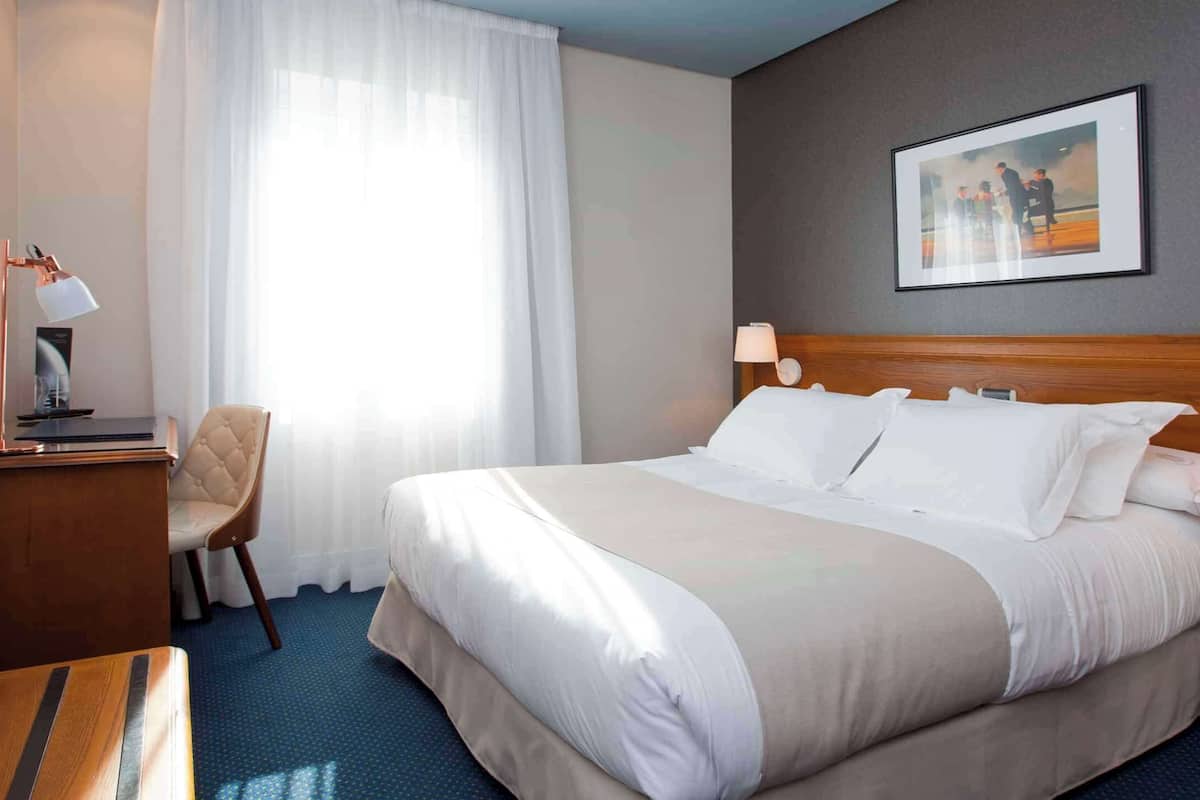 Double Room | Minibar, in-room safe, desk, soundproofing