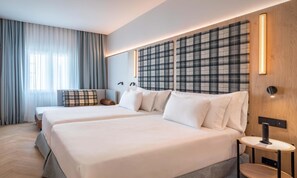 Minibar, caja de seguridad en la habitación y escritorio 