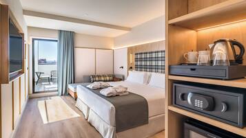 Phòng Tiêu chuẩn, hiên (Premium) | Minibar, két bảo mật tại phòng, bàn, phòng cách âm