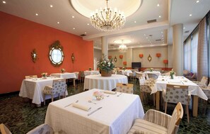 Serveert lunch en diner, Spaanse gerechten