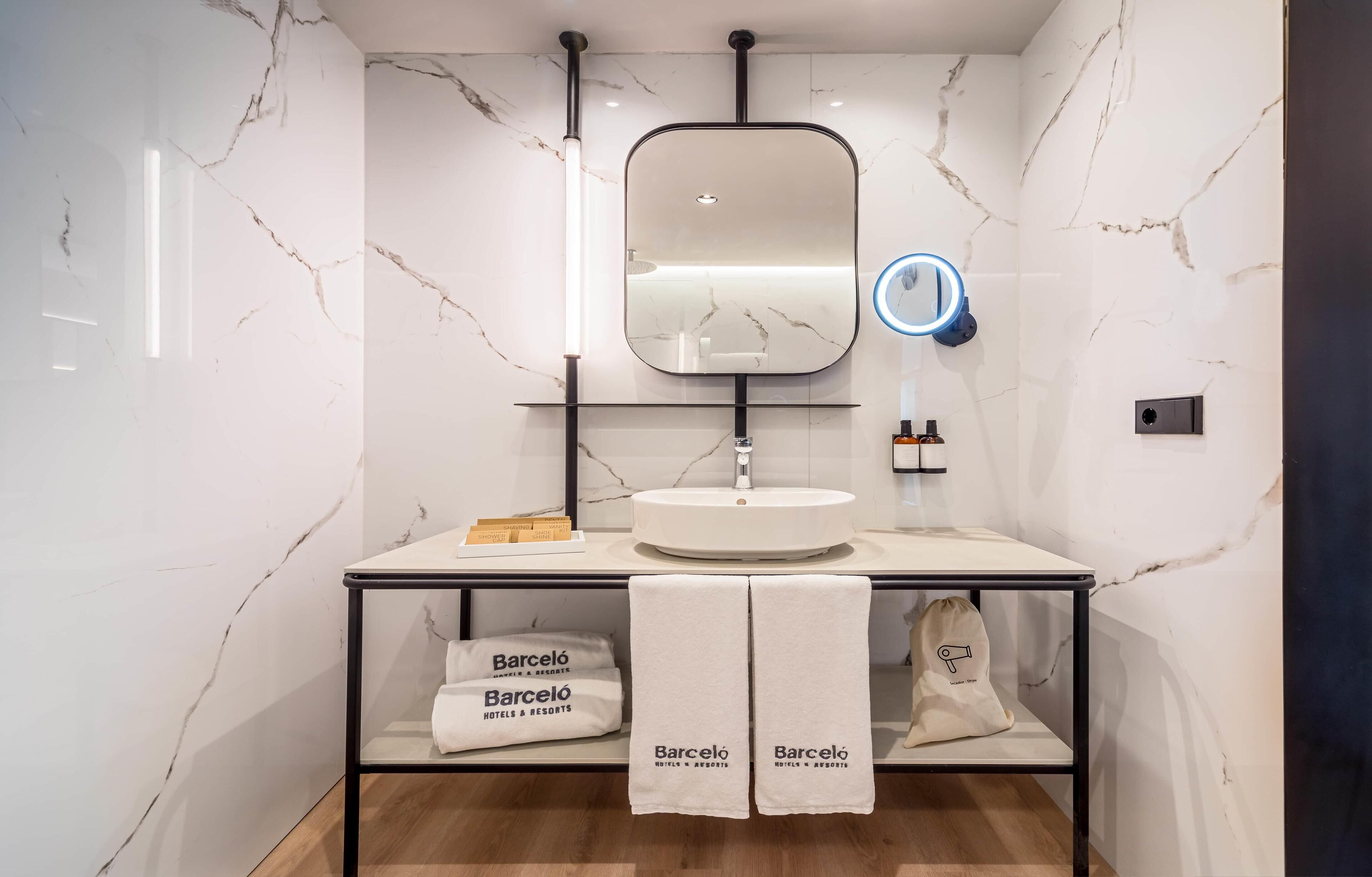 Een haardroger, handdoeken