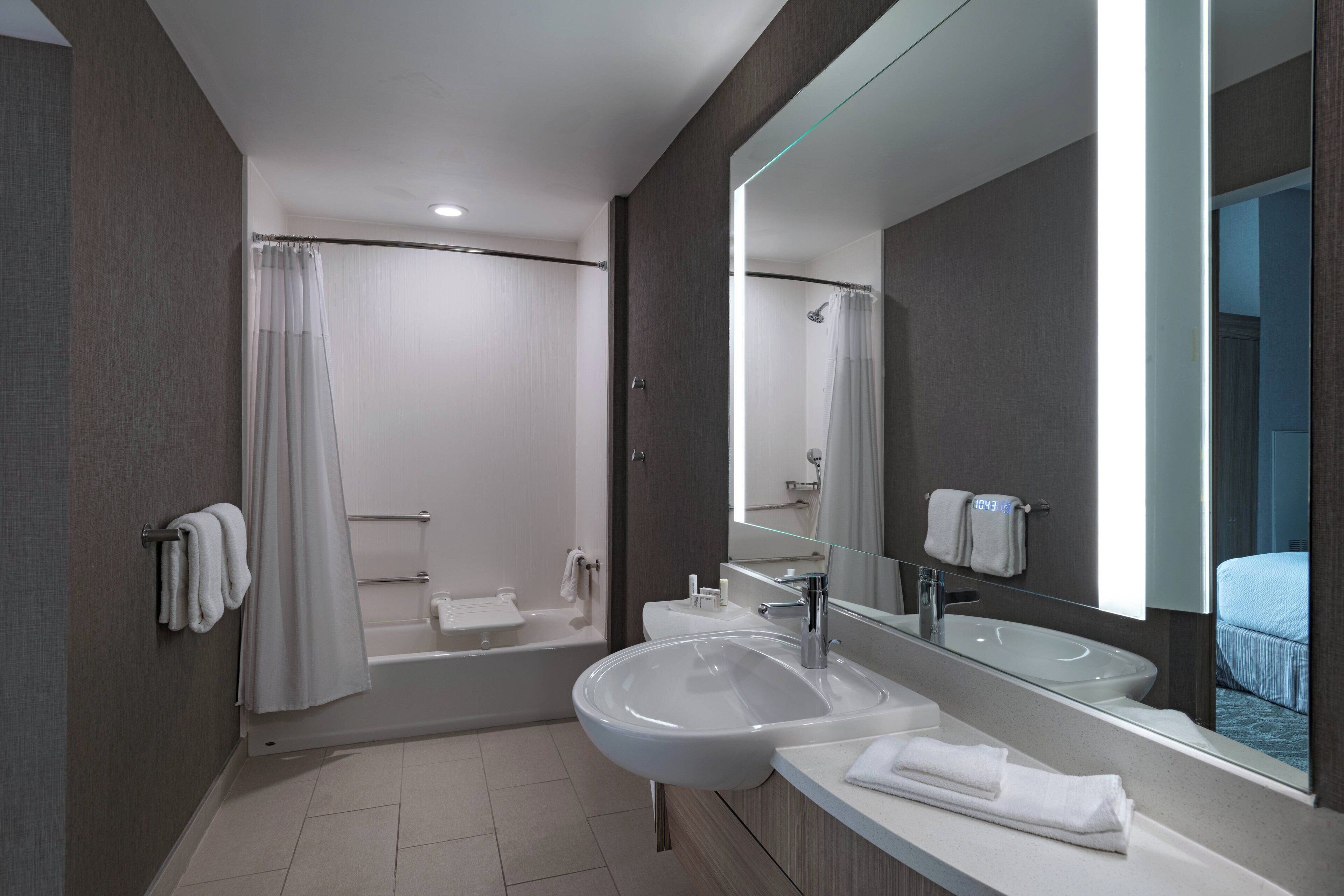 combined shower/bathtub, eco-friendly toiletries, hair dryer, towels