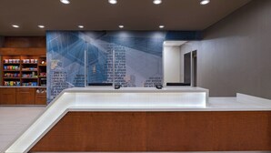 Un mostrador de recepción moderno con encimera de madera y diseño inclinado.