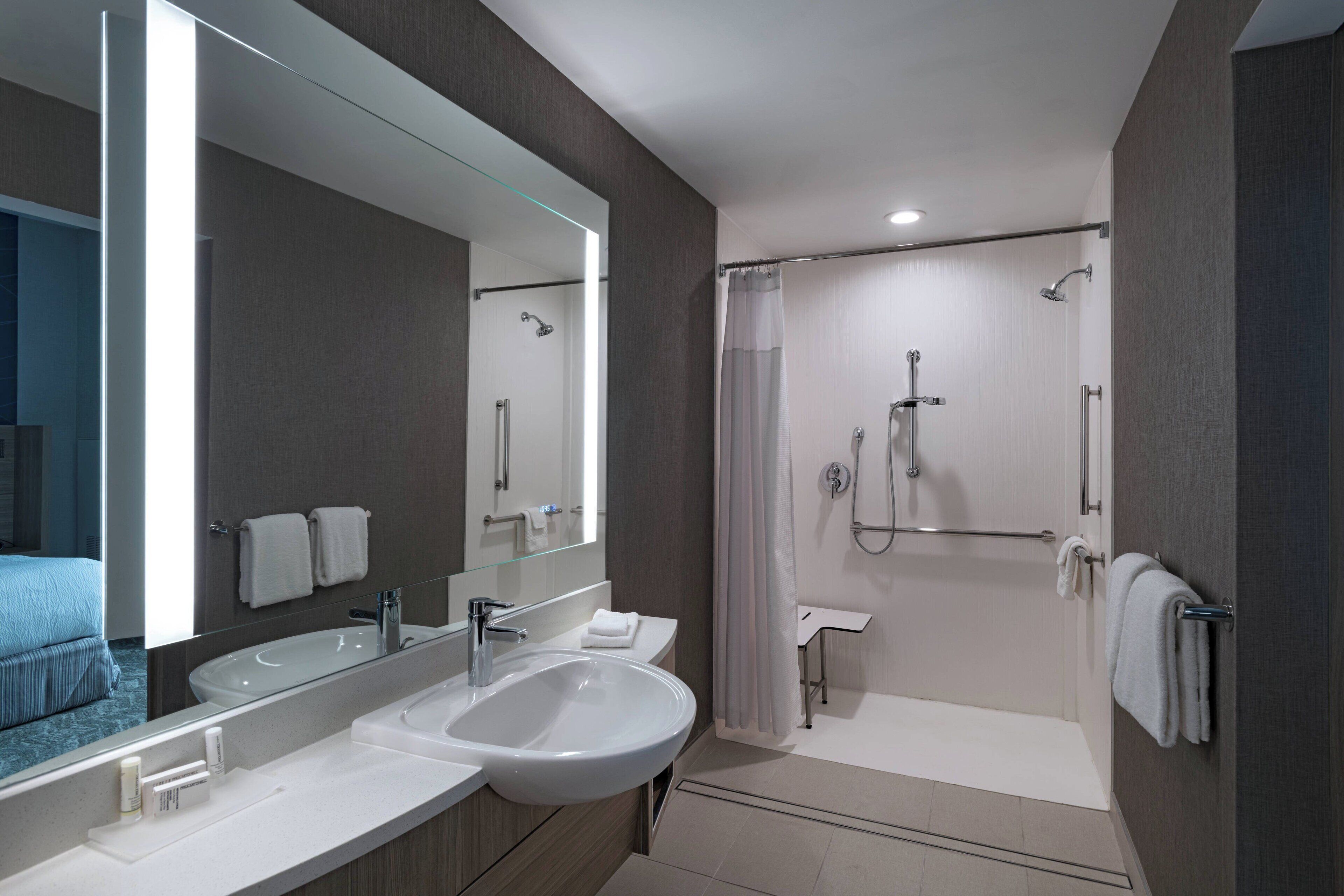 combined shower/bathtub, eco-friendly toiletries, hair dryer, towels