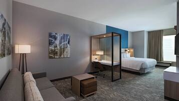 Escritorio, tabla de planchar con plancha, cunas y wifi gratis