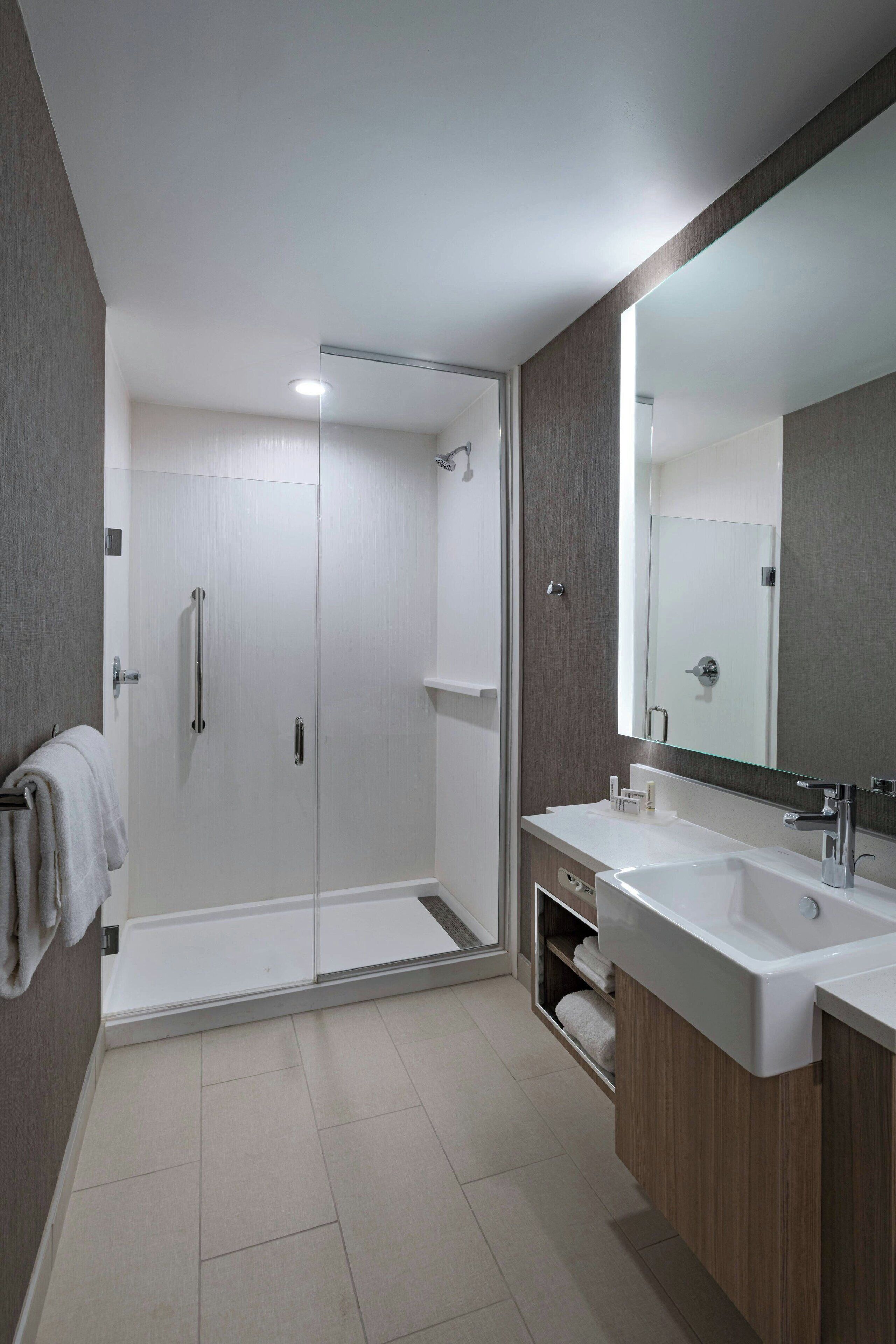 combined shower/bathtub, eco-friendly toiletries, hair dryer, towels