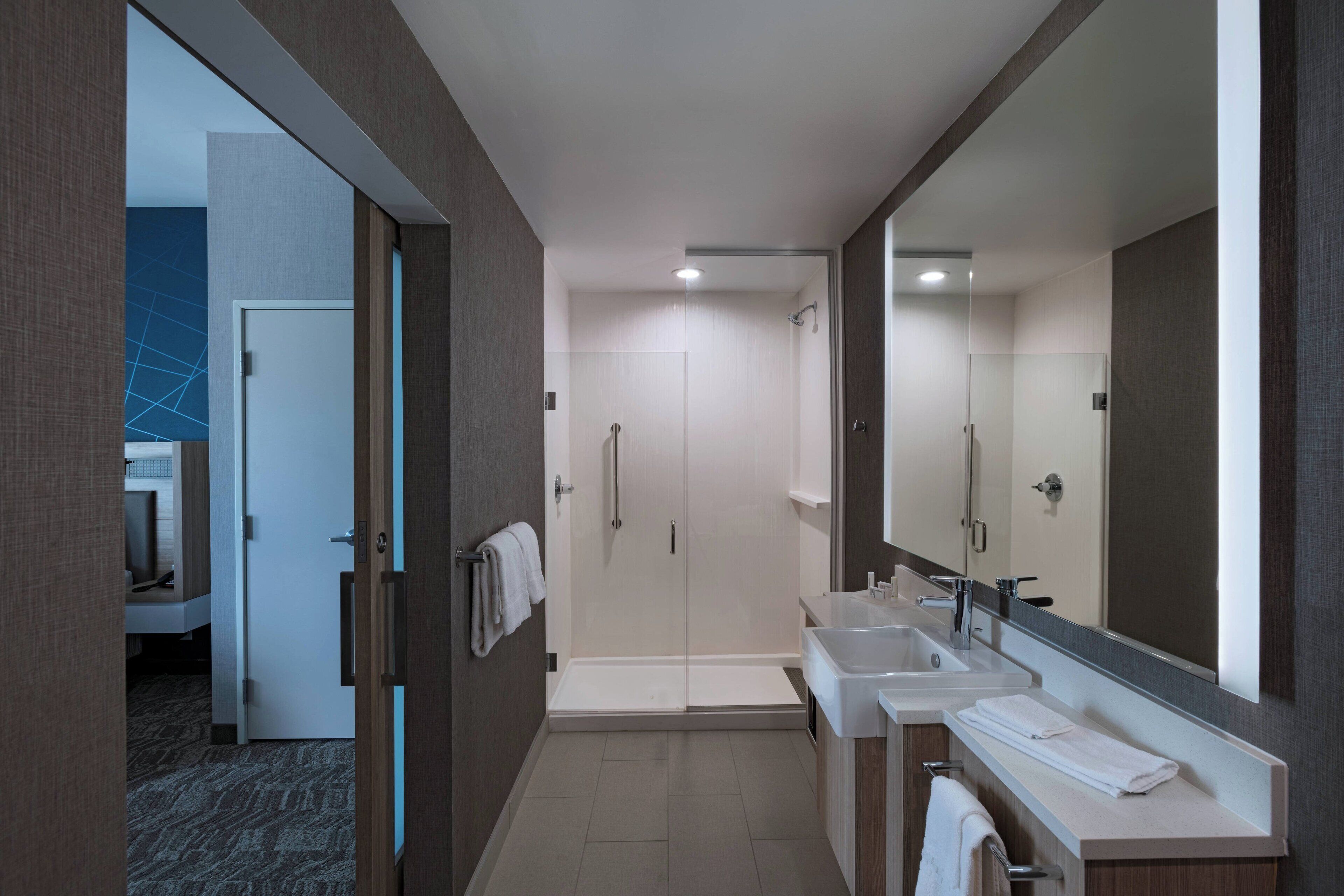 combined shower/bathtub, eco-friendly toiletries, hair dryer, towels