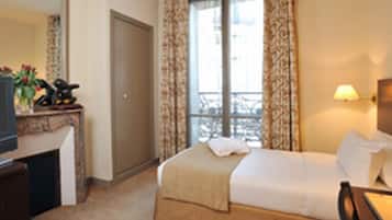 Single Room | In-room safe, desk, blackout drapes, iron/ironing board