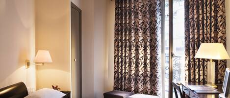 Habitación doble | Caja fuerte, escritorio, cortinas opacas y tabla de planchar con plancha