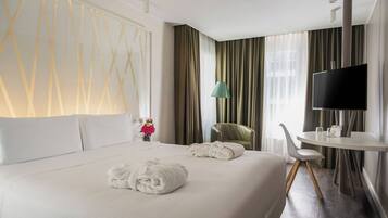 Double Room, Balcony | Minibar, in-room safe, desk, soundproofing
