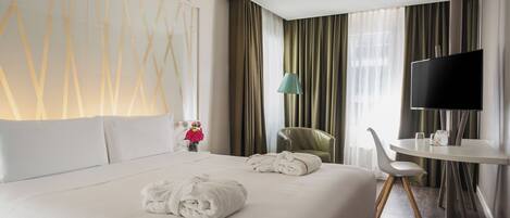 Habitación doble, balcón | Minibar, caja fuerte, escritorio y sistema de insonorización