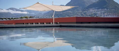 Piscine extérieure en saison